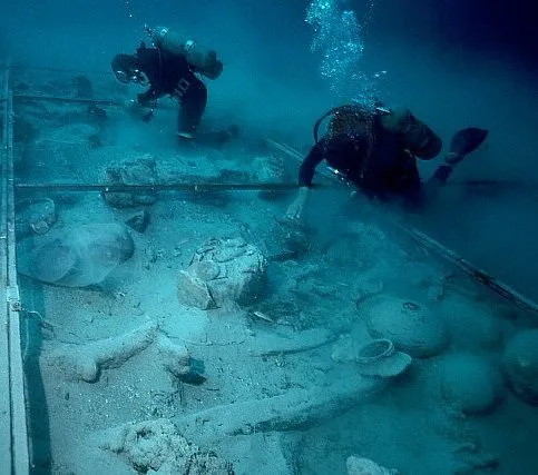 Mergulhadores na cidade submersa de Dwarka