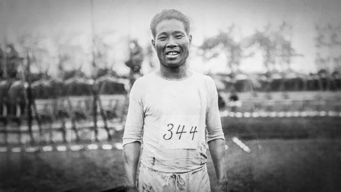 Shizo Kanakuri durante os Jogos Olímpicos de 1912 em Estocolmo, onde iniciou a maratona mais longa da história