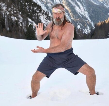 Homem praticando técnicas de respiração e exposição ao frio extremo na neve, inspirado no método de Wim Hof.