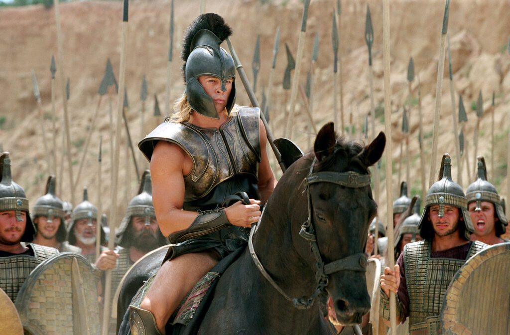 Aquiles no campo de batalha, interpretado por Brad Pitt Aquiles no campo de batalha, interpretado por Brad Pitt