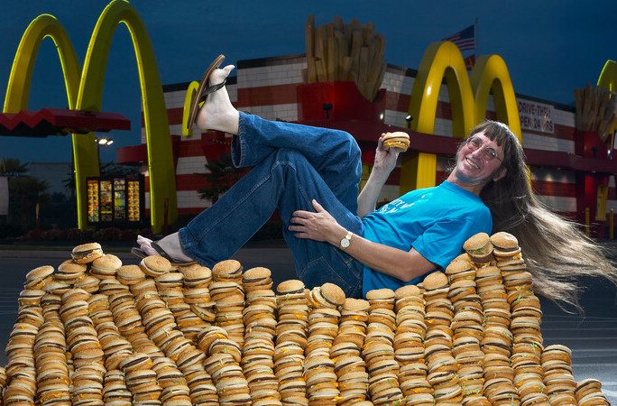 big-mac-laying-on-burgers Donald Gorske deitado em big macs