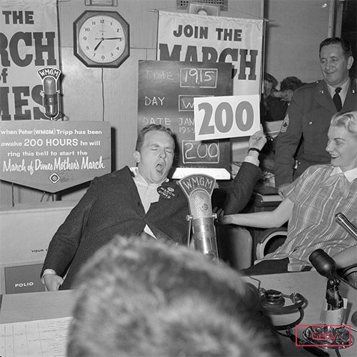peter-tripp-passing-the-200-hour-mark-733300 Randy Gardner durante os 11 dias sem dormir