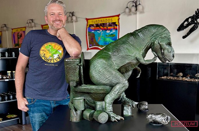poozeum-owner-george-with-statue-the-stinker-769759 George Frandsen, colecionador de coprólitos, abre museu de fezes fossilizadas