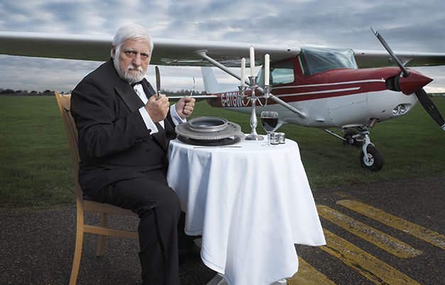 Michel Lotito: O homem que comeu um avião inteiro.