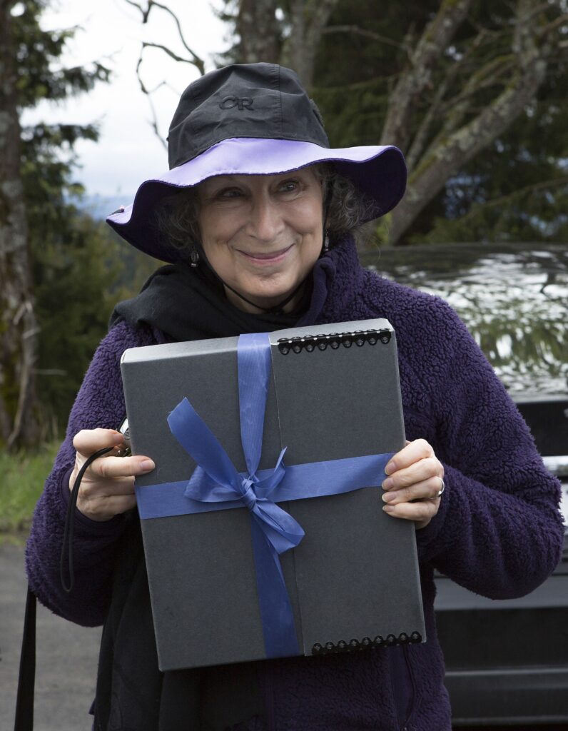 Margaret Atwood com uma manuscrito para a biblioteca do futuro Margaret Atwood com uma manuscrito para a biblioteca do futuro