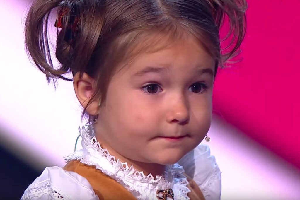 Bella Devyatkina durante uma apresentação de TV Bella Devyatkina durante uma apresentação de TV