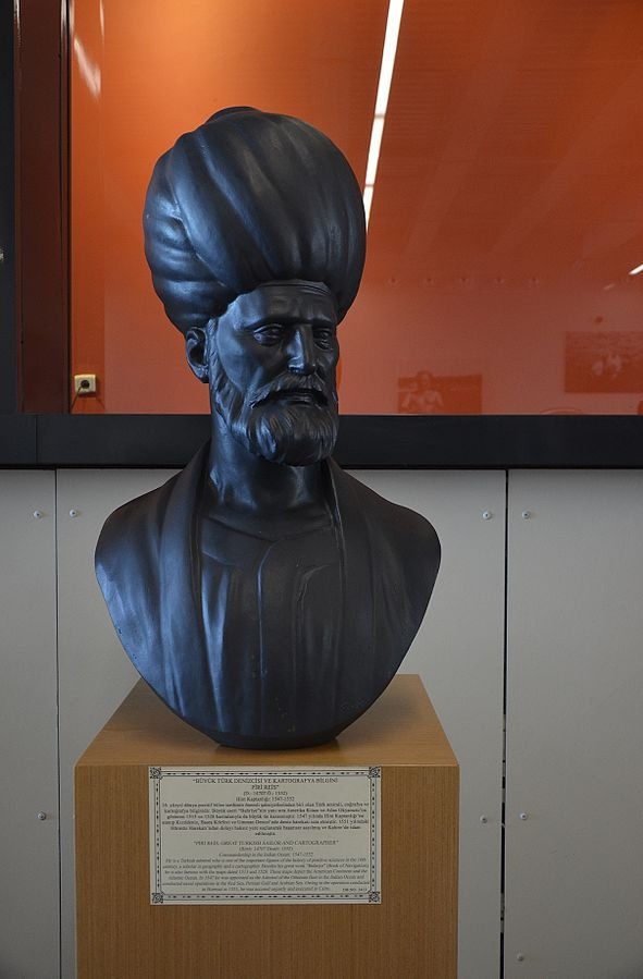 Um busto de Piri Reis no Museu Naval de Istambul Um busto de Piri Reis no Museu Naval de Istambul