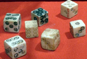 Váriosdados feitos de marfim esculpido durante o período romano do Egito (30 aC - século 4 dC), encontrados em Oxyrhynchus (atual Al-Bahnasā), Egito Vários dados feitos de marfim esculpido durante o período romano do Egito (30 aC - século 4 dC), encontrados em Oxyrhynchus (atual Al-Bahnasā), Egito