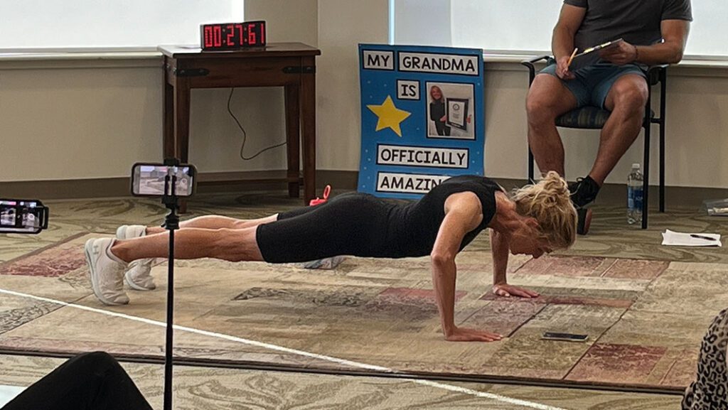 DonnaJean Wilde durante a prova de flexões - Guinness World Records DonnaJean Wilde durante a prova de flexões - Guinness World Records