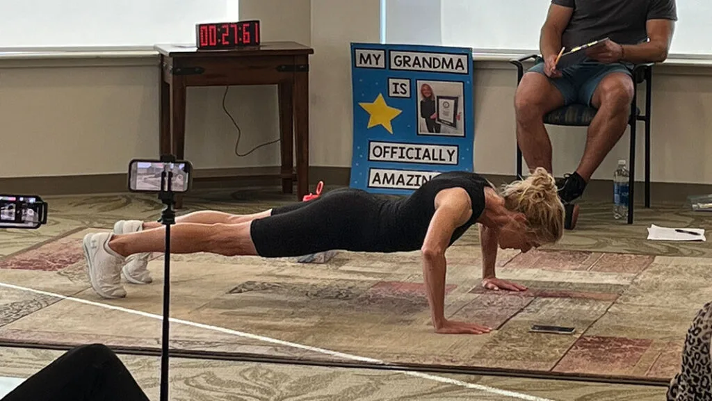 DonnaJean Wilde durante a prova de flexões - Guinness World Records DonnaJean Wilde durante a prova de flexões - Guinness World Records