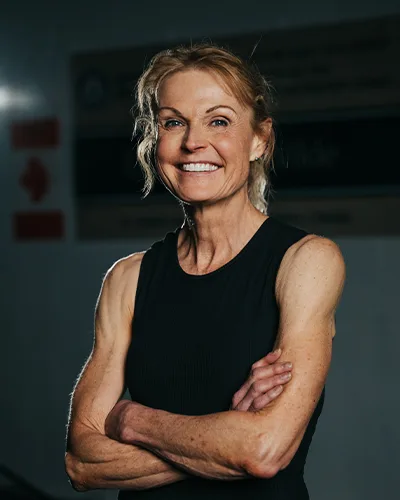 DonnaJean Wilde sorrindo com os braços cruzados após bater dois recordes mundiais em 2024