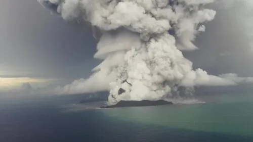 Erupção do vulcão subaquático Hunga Tonga lançando uma enorme coluna de cinzas em 14 de janeiro de 2022
