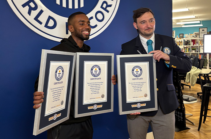 Joshua, posando ao lado de seus certificados do Guinness - Fonte: Guinness World Records Joshua, posando ao lado de seus certificados do Guinness - Fonte: Guinness World Records