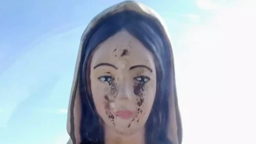Estátua de Madonna di Trevignano que chora sangue, um fenômeno religioso misterioso.