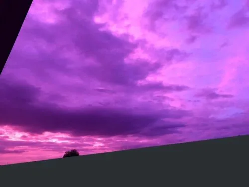 Céu com tonalidade roxa observado antes de uma tempestade tropical