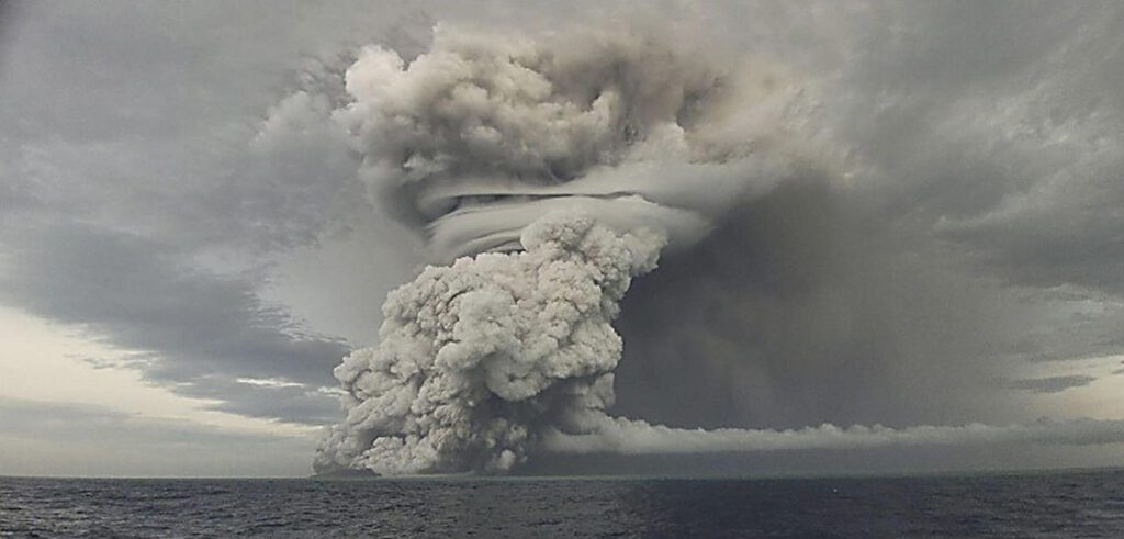 Hunga Tonga-Hunga Ha'apai Erupts Again Vulcões subaquáticos: Hunga Tonga-Hunga Ha'apai (2022)