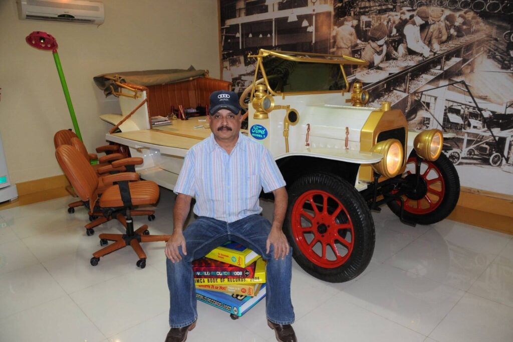 sudha-car-museum-hyderabad-tourism-entry-fee-timings-reviews-header Sudhakar, criador do Sudha Cars Museum- Fonte: Guinness World Records
