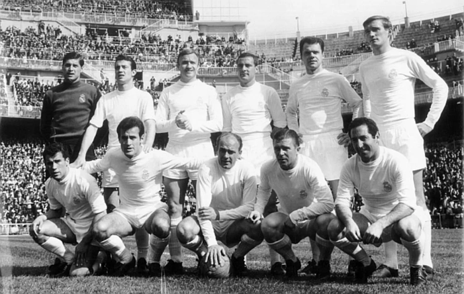 Jogadores do Real Madrid comemoram o primeiro título da Champions League em 1956, após a vitória sobre o Reims por 4 a 3 em Paris.