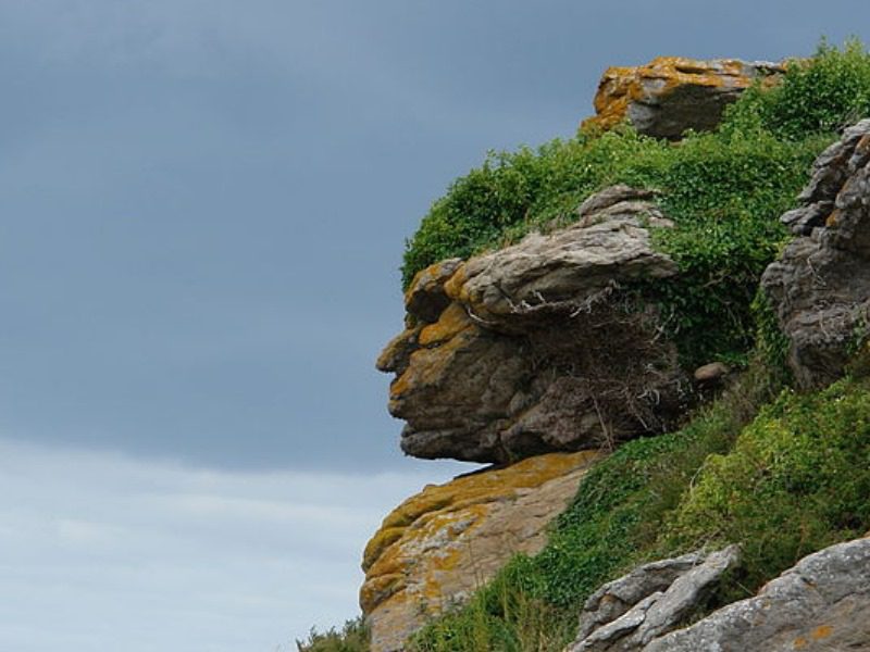 Apache_head_in_rocks_Ebihens_France pareidolia