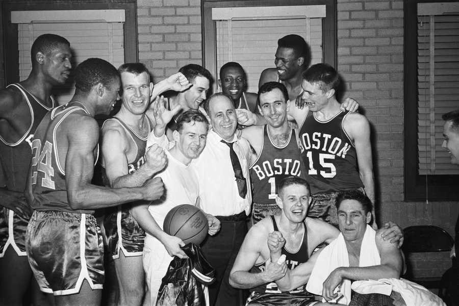 celtics-celebrate-1959-nba-finals-gettyimages-514978290-665cd982a0f90 Boston Celtics comemorando o primeiro título da série histórica