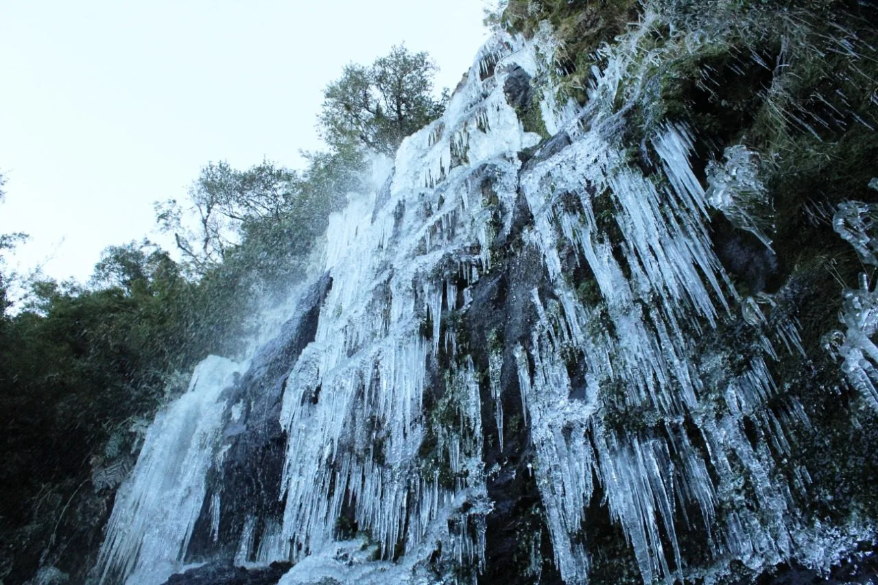 Cascata de Urupema congelada durante o inverno em Santa Catarina, Brasil.