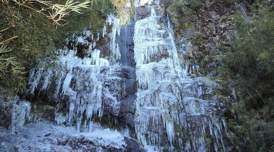 Cascata de Urupema congelada durante o inverno em Santa Catarina, Brasil.