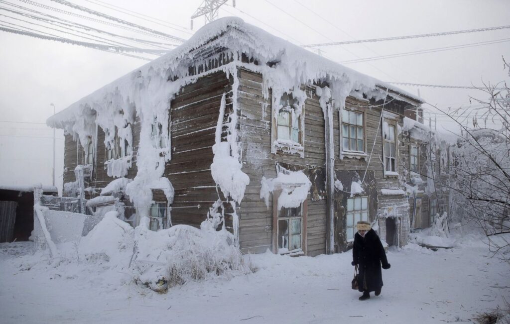 Oymyakon the coldest place Casa em Oymyakon coberta de gelo
