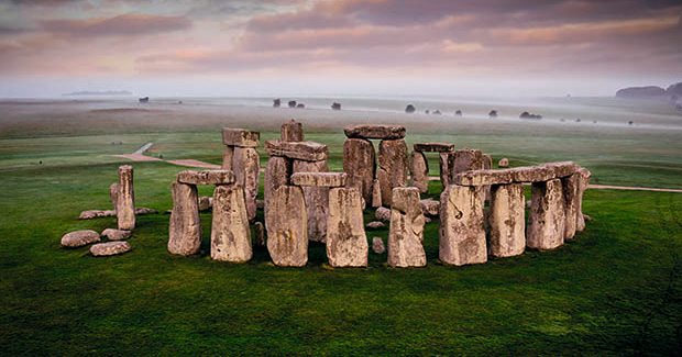 File photo dated 07/09/16 of an aerial view of Stonehenge in Wiltshire, as plans for a tunnel past Stonehenge could reconnect the Stonehenge permanece um dos maiores enigmas da história antiga, envolto em teorias fascinantes sobre sua origem.