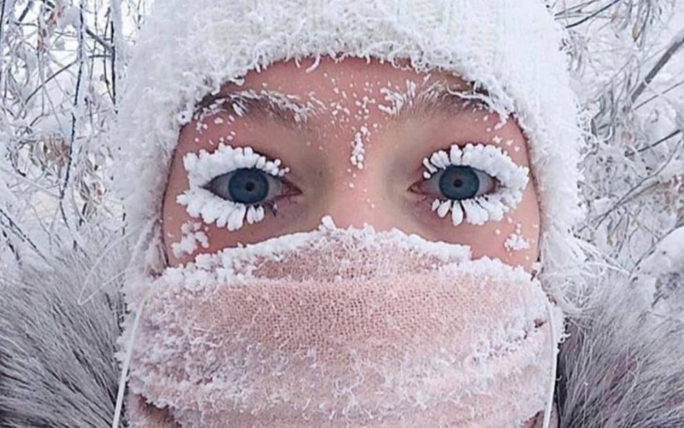 Morador de Oymyakon enfrentando o frio extremo Morador de Oymyakon enfrentando o frio extremo
