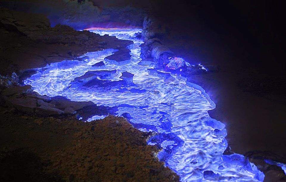A lava azul do vulcão na Indonésia A lava azul do vulcão na Indonésia