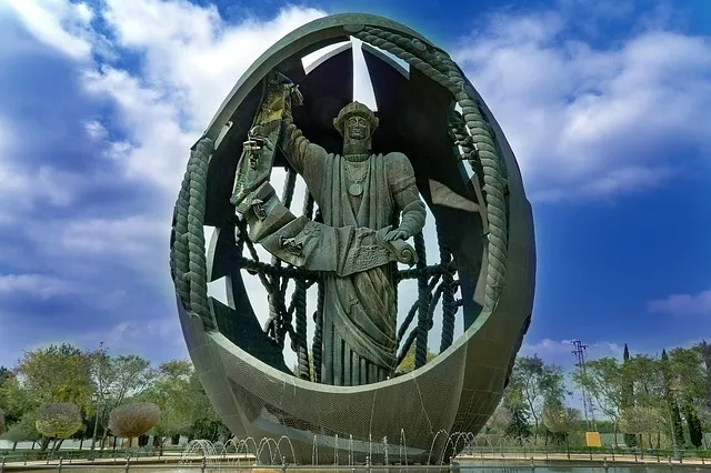 A origem do ovo de Colombo Estátua em homenagem "A origem do ovo de Colombo"
