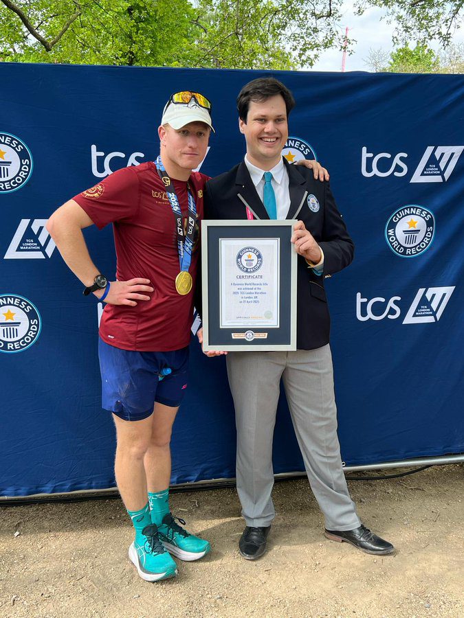 Angus Leckonby Angus Leckonby na maratona de Londes de 2025