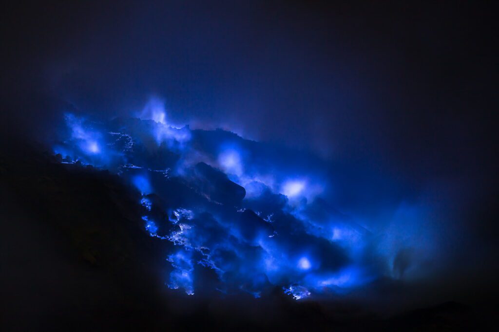 Lava azul brilhando no vulcão Kawah Ijen Lava brilhando no vulcão Kawah