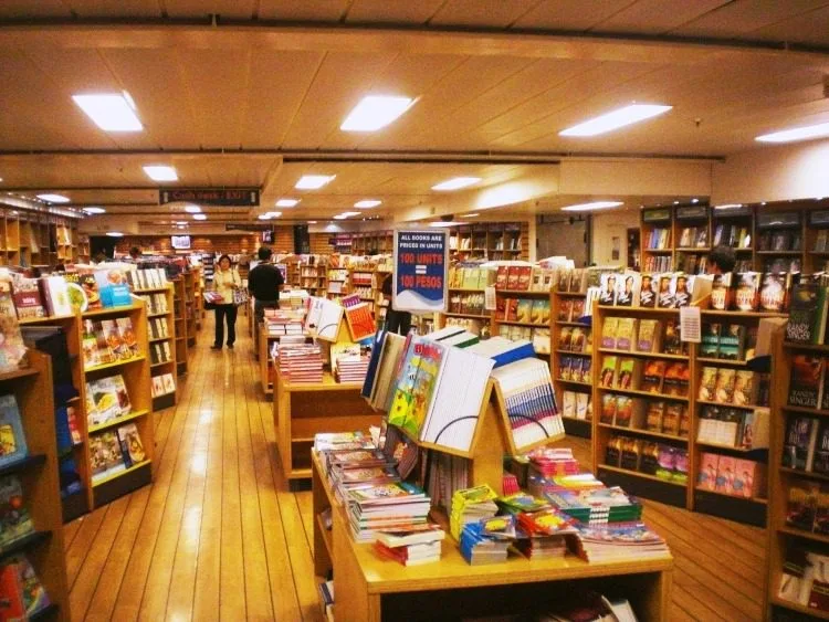 bookfair-1 Interior do navio Logos Hope