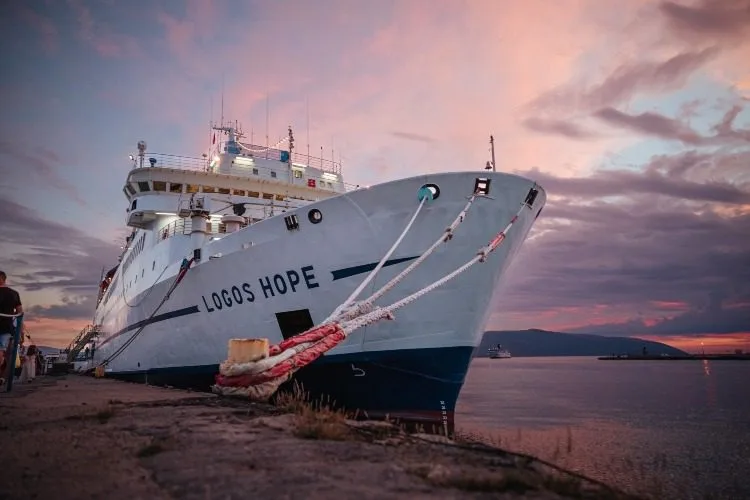 Conheça Logos Hope: A maior livraria flutuante do mundo