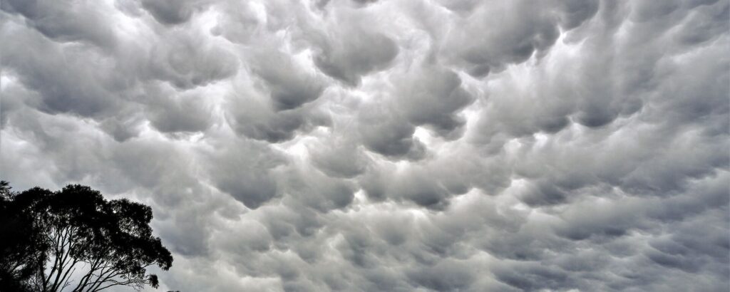 nuvens mammatus formação Nuvens mammatus no céu formando um Fenômeno raro