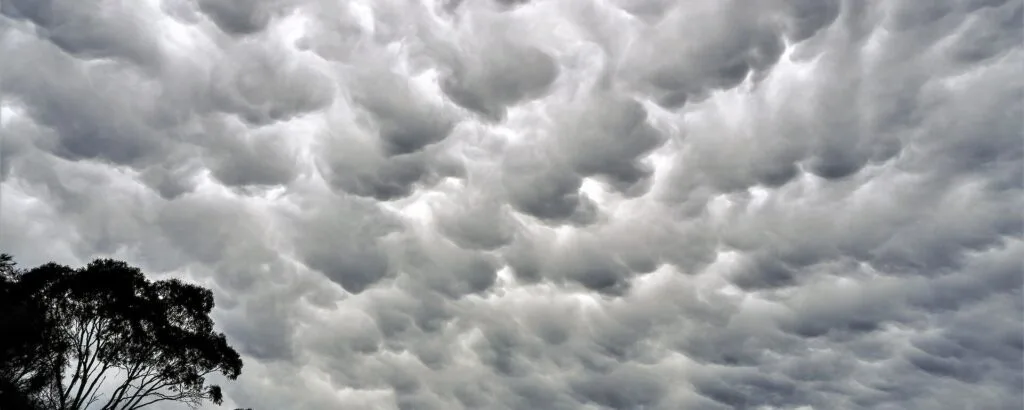 Nuvens mammatus no céu formando um Fenômeno raro