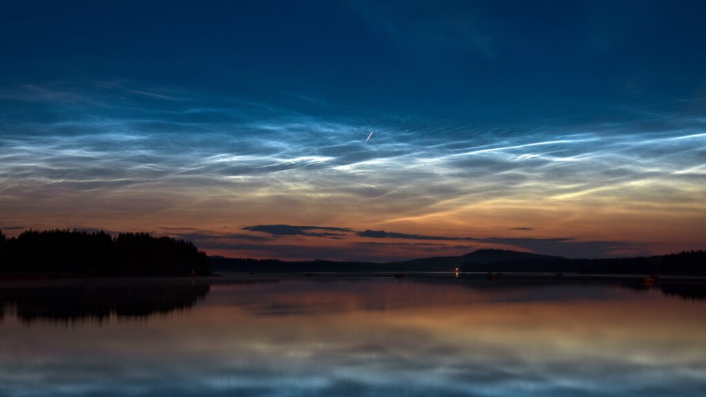 nuvens noctilucentes nuvens raras no céu ao entardecer