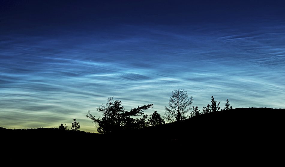 Mistério das nuvens noctilucentes no céu
