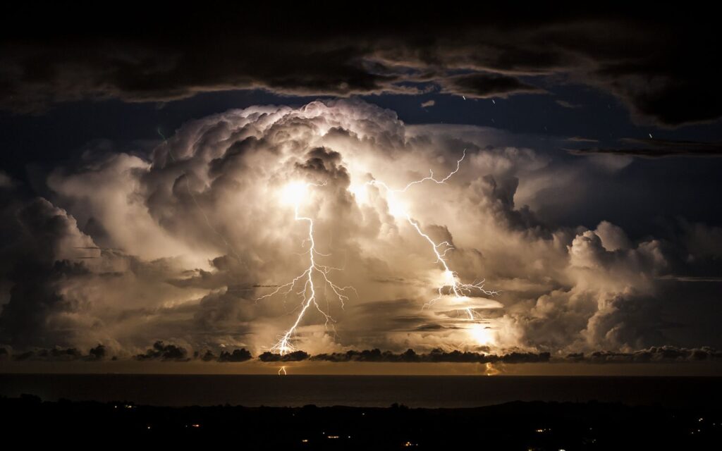 raios raios no céu durante uma tempestade
