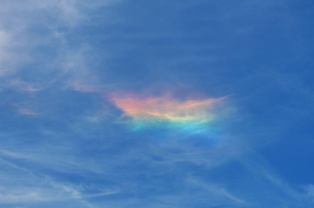 Arco-íris de fogo Arco-íris de fogo no céu, também conhecido como arco circumhorizontal, formado pela refração da luz do sol em cristais de gelo de nuvens cirrus.