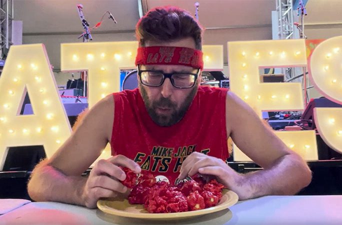 Recorde: Mike Jack engole 25 pimentas superfortes em 4 min 36 s