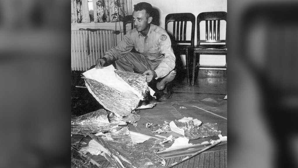 The Roswell case Primeira testemunha do caso Roswell, Jesse Marcel ao lado de destroços apresentados como evidência em 1947